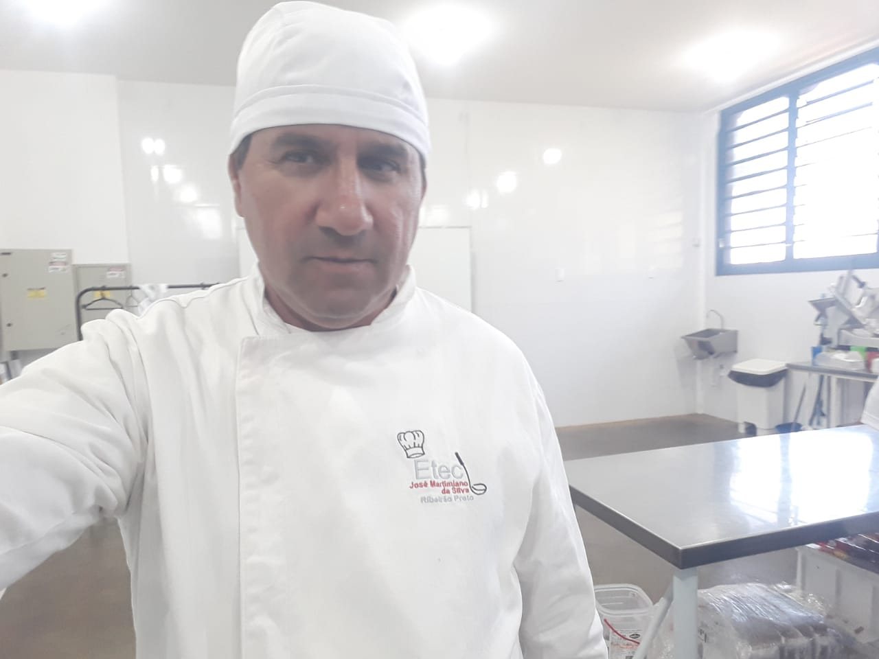 Profissional de apoio e copeira servindo buffet